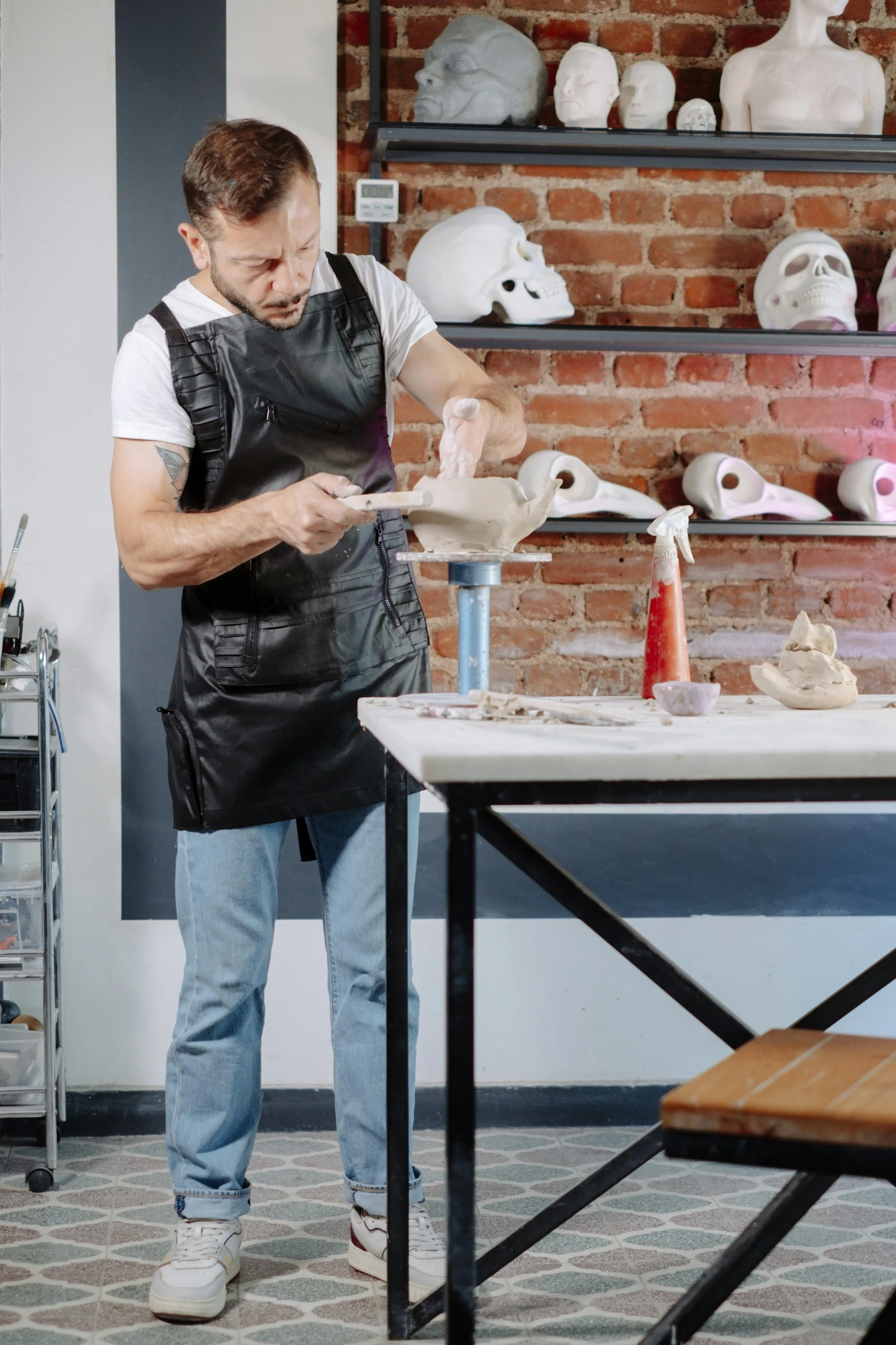 Ceramista dando forma a una pieza en su taller