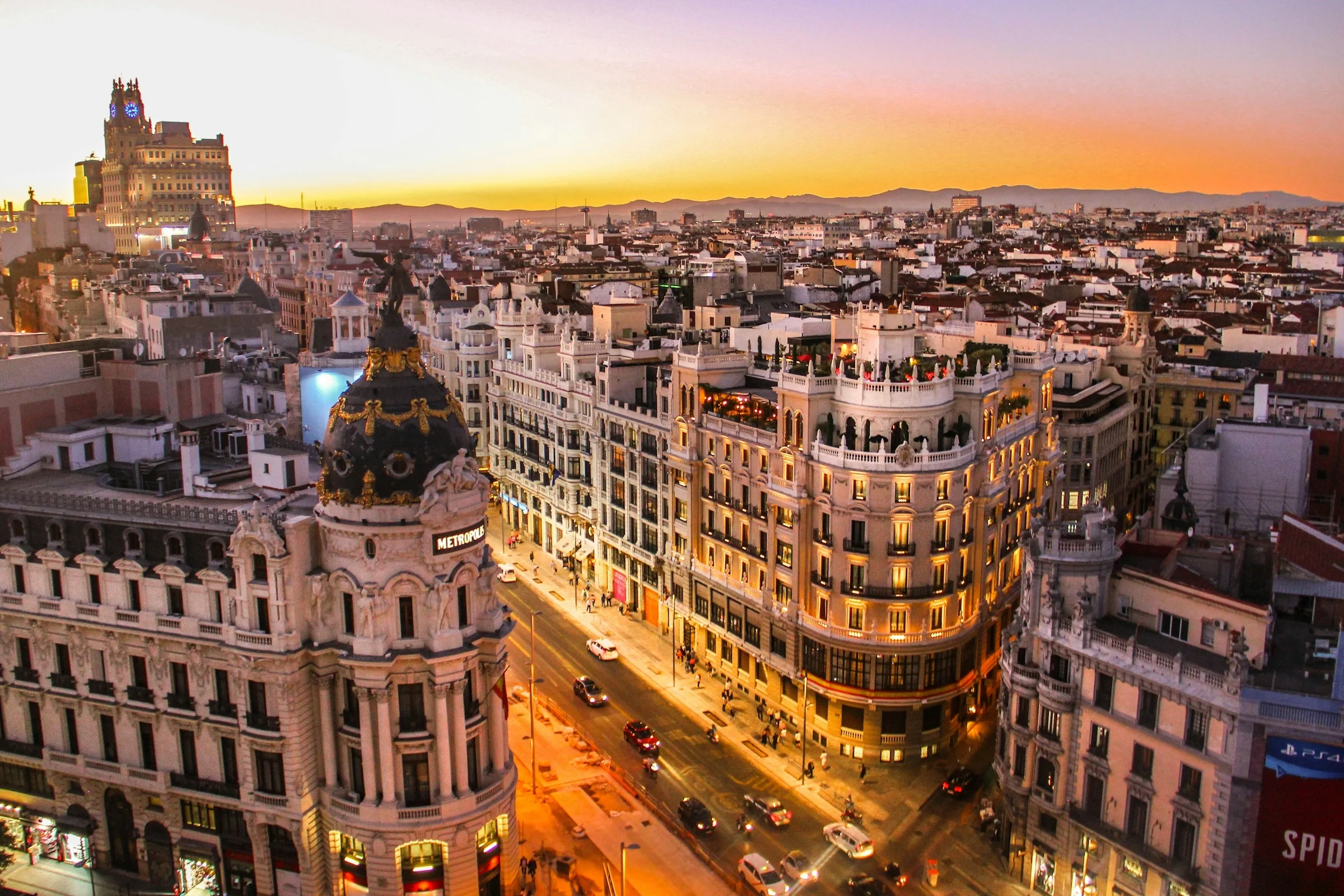 La Gran Vía de Madrid y el edificio Metrópolis al atardecer